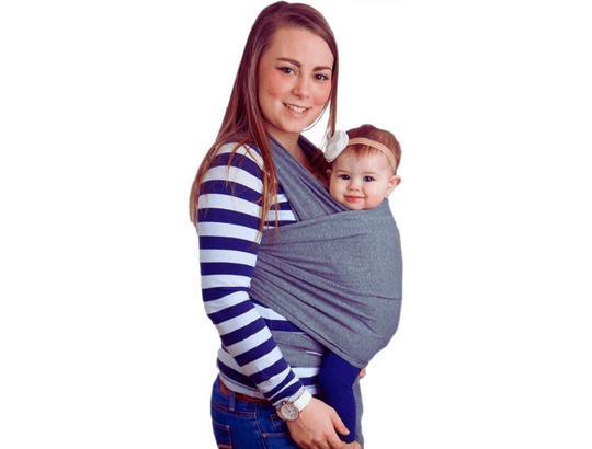 Mulher carregando seu bebê em um canguru Slim para bebê