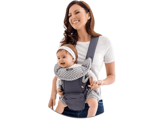 Mulher carregando seu bebê em um canguru tradicional para bebê