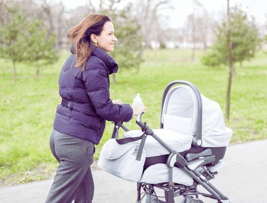 mãe com Carrinho de bebê para passeio  (1)