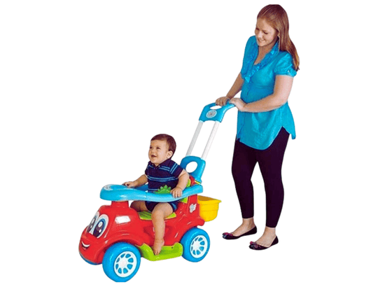 mulher empurrando um tipo de carrinho de bebe de empurrar multicor