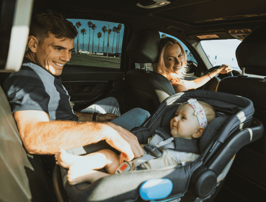 menina sentada no carro em uma cadeirinha de bebê completa (1)