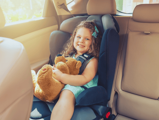Cadeirinha de Bebê Completa: Guia Definitivo Para Escolher a Melhor Opção menina sentada no carro em uma cadeirinha de bebê completa (1)